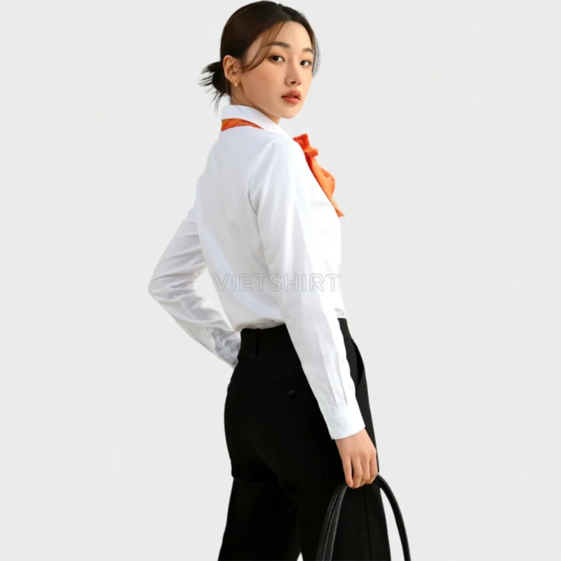 Cô gái người mẫu mặc áo sơ mi đồng phục VIB cầm túi xách