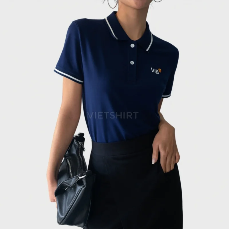 Cô gái mặc đồng phục áo phông ngân hàng VIB, tạo dáng cầm túi xách
