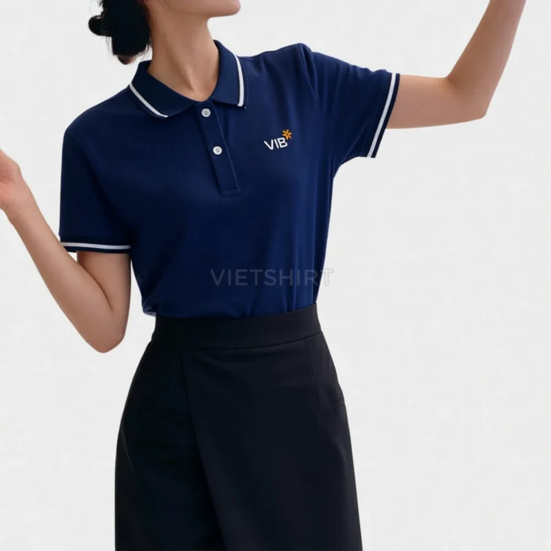 Cô gái mặc áo polo VIB tạo dáng chụp ảnh