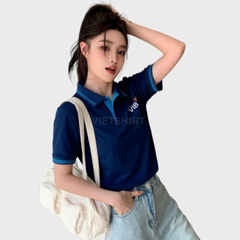 Người mẫu nữ mặc đồ đồng phục áo phông ngân hàng VIB tạo dáng chụp ảnh