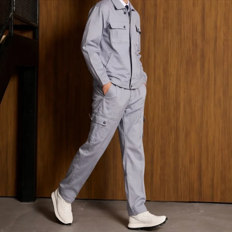 Người đàn ông mặc bộ đồ bảo hộ lao động kỹ sư đi lại, tự tin với giày trắng trong phòng