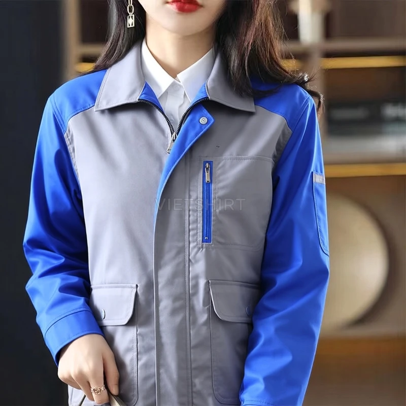 Cô gái mặc bộ đồ bảo hộ lao động kỹ sư đứng tạo dáng, áo đồng phục Vietshirt