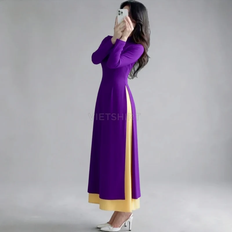 Người mẫu nữ mặc áo dài đồng phục ngân hàng TP Bank chụp ảnh selfie