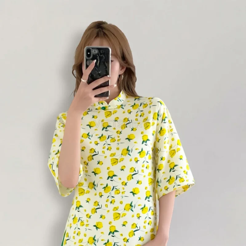 Cô gái chụp ảnh selfie điện thoại với áo dài họa tiết hoa vàng, áo dài cho thanh niên