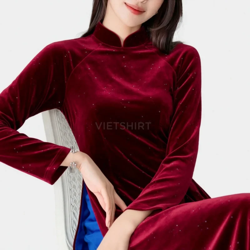 Cô gái mặc áo dài màu đỏ vải nhung may áo dài đẹp